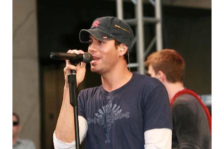 2003 wagte sich Enrique Iglesias (43) vor die Kamera. Welche Rolle er ergattert hat? Natürlich die eines Frauenhelden. Im Fi...