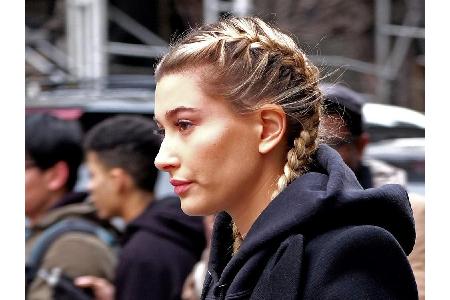 Klassisch trifft modern: Auch die Trend-Frisur von Hailey Baldwin lässt sich mit Tracht kombinieren. Die sogenannten Boxer-B...
