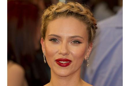Scarlett Johansson setzt auf den Gretchenzopf. Dazu einfach seitlich einen Zopf flechten, als Kranz um den Kopf legen und fe...