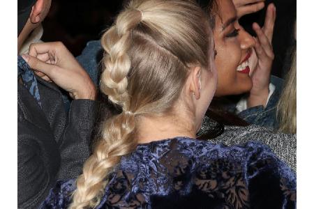 ...eine leichte Variation, wie sie Julianna Hough trug. Dazu erst die obere Hälfte der Haare zusammenbinden, in den Nacken f...