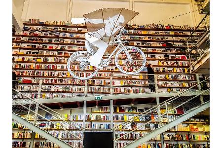 Wir bleiben in Portugal: Eine Textilwaren-Lagerhalle wurde hier kurzerhand zur Buchhandlung umfunktioniert. Wem Bücher nicht...