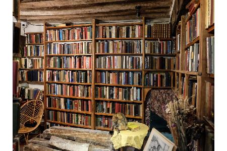 ...am Ufer der Seine in einem Häuschen aus dem 17. Jahrhundert. Tausende alte Bücher laden hier zum Stöbern ein. Und wer nic...