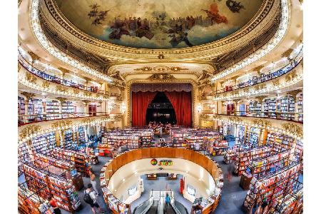 Ateneo Grand Splendid in Buenos Aires ist ein ehemaliges Theater, dessen Balkone und Sitzreihen nicht mit Menschen, sondern ...