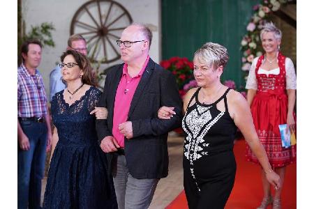 Schweinebauer Claus (47) hat die Wahl zwischen Kathrin (48, Erzieherin) und Heike (48, Rechtsanwaltsgehilfin).