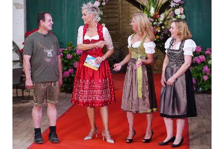 Kuhbauer Leopold (49) aus Österreich muss herausfinden, ob ihm Annemarie (43, Versicherungskauffrau) oder Monika (46, Kassie...