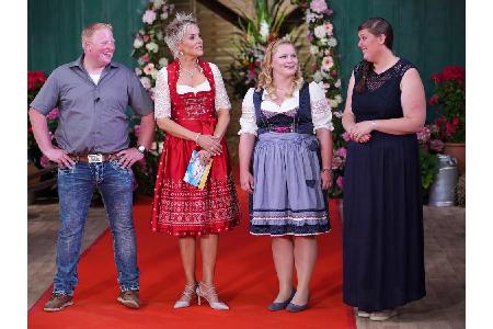 Landwirtschaftsmeister Niels (30) lernt beim Scheunenfest Isabelle (30, Gestaltungstechnische Assistentin) und Vanessa (27, ...