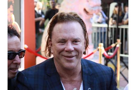 Ende der 80er Jahre galt Mickey Rourke (66) als Sex-Symbol in Hollywood. Dann entschied sich der Schauspieler für die Karrie...