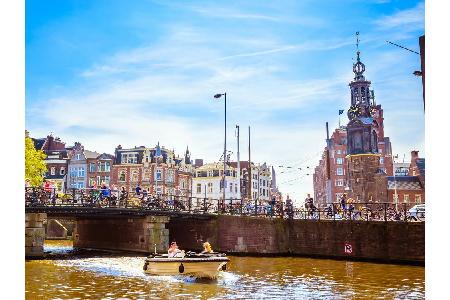 Auf zwei Rädern oder gleich zu Wasser: Das sind die beiden besten Wege, um Amsterdam zu erkunden. Zwischen unzähligen Gracht...