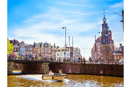 Auf zwei Rädern oder gleich zu Wasser: Das sind die beiden besten Wege, um Amsterdam zu erkunden. Zwischen unzähligen Gracht... Auf zwei Rädern oder gleich zu Wasser: Das sind die beiden besten Wege, um Amsterdam zu erkunden. Zwischen unzähligen Gracht...