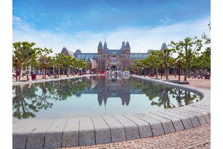 Keine zehn Rad-Minuten davon entfernt liegt das Rijksmuseum, eines der niederländischen Nationalmuseen. Dort sind zahllose A...