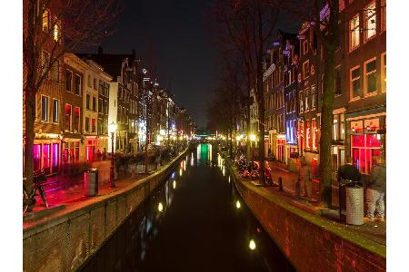 Ein Rotlichtviertel mitten in der Altstadt! De Wallen ist einzigartig in Europa. Im liberalen Amsterdam ist auch Platz für P...