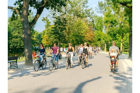 ...ausgedehnte Radwege nicht fehlen dürfen. Den Holländern sind ihre Fahrräder eben heilig.