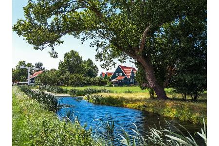 Im Norden der Stadt liegt Amsterdam Waterland. Die flache Polderlandschaft lädt zu ausgiebigen Radtouren ein. Wer auf der Su...
