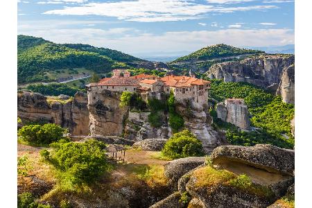 Griechenland hat weitaus mehr als die Akropolis zu bieten: In den Meteora Felsen liegen versteckte Klöster, die auf spitzen ...