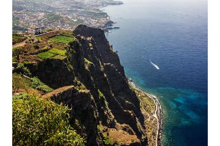 Mit 580 Metern über dem Meer ist Cabo Girao im Süden der portugiesischen Insel Madeira die zweithöchste Steilklippe der Welt...