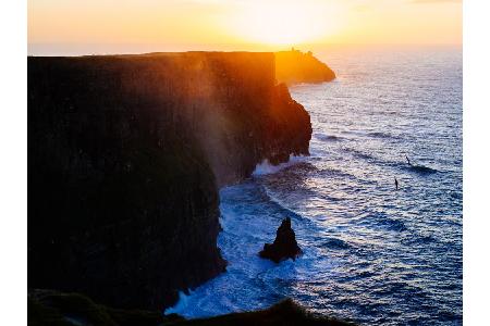 Der schmale Grat der wilden Steilklippen Cliffs of Moher an der Südwestküste Irlands ist nichts für schwache Gemüter, hat er...