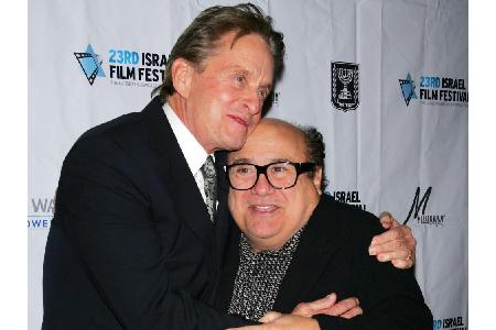 Die Hollywood-Stars Danny DeVito und Michael Douglas verbindet eine echte Männerfreundschaft, die seit über 50 Jahren Bestan... Die Hollywood-Stars Danny DeVito und Michael Douglas verbindet eine echte Männerfreundschaft, die seit über 50 Jahren Bestan...