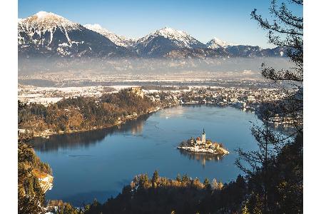 Im Süden Europas, eingeklemmt zwischen Italien, Österreich, Ungarn und Kroatien, liegt Slowenien. Mit bescheidenen zwei Mill... Im Süden Europas, eingeklemmt zwischen Italien, Österreich, Ungarn und Kroatien, liegt Slowenien. Mit bescheidenen zwei Mill...