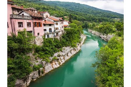 Fast schon irreal wirkt die Farbe des Flusses Soca, der im slowenischen Hochland entspringt. Das kristallklare Wasser leucht...