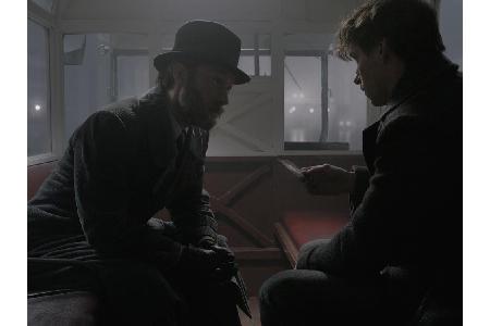 Warum kämpft Albus Dumbledore (Jude Law) nicht selbst gegen Grindelwald? Die beiden mächtigen Zauberer verbindet ein Geheimnis.