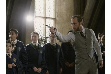 Ein junger Albus Dumbledore unterrichtet in der Prequel-Reihe noch als Lehrer in Hogwarts.
