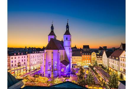 Der Romantische Weihnachtsmarkt in Regensburg hat seinen Namen nicht umsonst und befindet sich auf Schloss Thurn und Taxis. ...