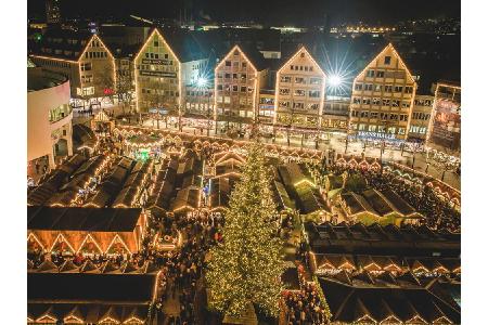 Der Blick auf das Münster am Ulmer Weihnachtsmarkt ist genauso wunderschön, wie der Blick vom Münster. Das Lichtermeer und e...