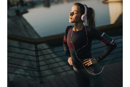Etwa sieben Prozent mehr Kalorien verbrennen Sportler Untersuchungen zufolge, wenn sie beim Workout Musik hören. Kopfhörer a...