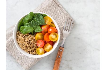 Wer zu Heißhungerattacken neigt, ist mit einem Quinoa-Salat gut beraten. Das Pseudogetreide ist reich an Eiweiß und Ballasts...