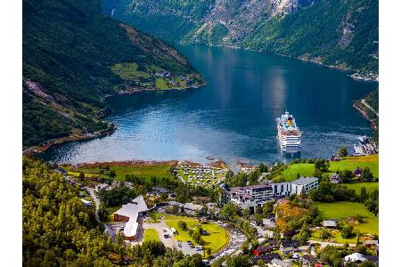 Zu den absoluten Highlights des Landes gehört die Fahrt zur kleinen Ortschaft Geiranger durch den gleichnamigen Fjord. Diese...