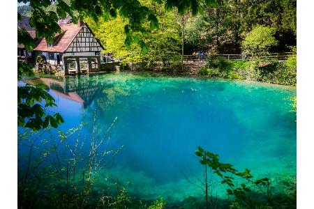 Der Blautopf im baden-württembergischen Blaubeuren zählt aufgrund seiner Färbung zu den bekanntesten Sehenswürdigkeiten. Sei...