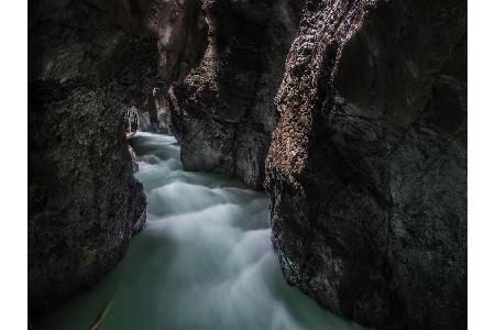 700 Meter lang und mit 80 Meter hohen Wänden schlängelt sich die Partnachklamm durch das Reintal. Eine Alternative liegt gan...
