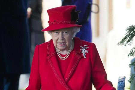 Queen Elizabeth II. wählte für ihr Weihnachts-Outfit ein sattes Rot