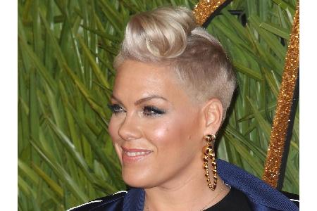 Die kurzen Haare sind so was wie ihr Markenzeichen: Sängerin Pink (38) kann man sich mit langen Haaren gar nicht nicht vorst...