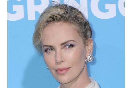 Oscar-Gewinnerin Charlize Theron (42) hat ihre langen, blonden Haare ebenfalls abgeschnitten. Für eine Rolle musste sie sie ...