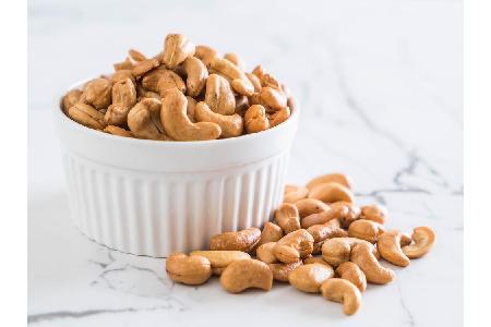 Ein weiteres Biotin-Wunder sind Cashewnüsse. Zudem enthalten sie wertvolle Omega-3-Fettsäuren, die das Haar geschmeidig und ...