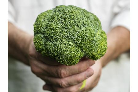 Brokkoli ist ebenfalls reich an Omega-3-Fettsäuren und versorgt uns zusätzlich mit viel Vitamin A und C. Letzteres unterstüt...