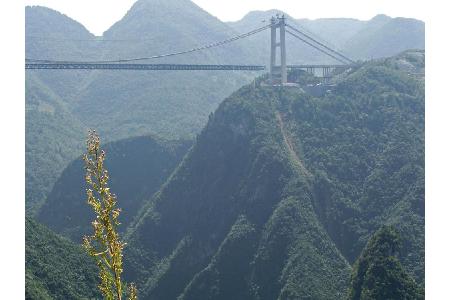 Die höchste Autobrücke der Welt ist die Siduhe-Brücke in China: Zwischen Flussbett und der Fahrbahn liegen 472 Meter - dabei...