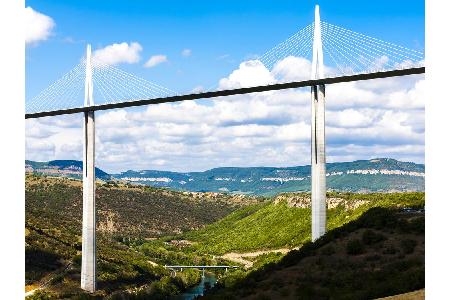 Den höchsten Brückenpfeiler besitzt der Viaduc de Millau in Frankreich: Er ist 343 Meter hoch. Stararchitekt Norman Forster ...