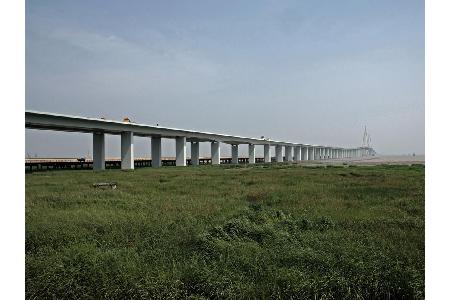 Gewaltig: Die Brücke Hangzhou Wan Daqiao ist mit gut 35,7 Kilometern die weltweit zweitlängste Brücke, die über offene See f...