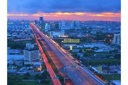 Darunter liegt ein Betonmeer: Der Bang Na Expressway in Bangkok schlängelt sich über die thailändische Hauptstadt. Und zwar ...