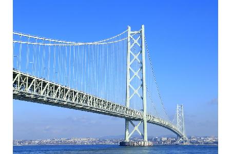 1.991 Meter Spannweite zwischen zwei Pfeilern weist die Akashi-Kaikyo-Brücke in Japan aus - Rekord!