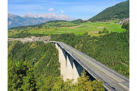 Nah an unseren Gefilden: Die höchste Balkenbrücke ist die Europabrücke der Brenner-Autobahn bei Innsbruck in Österreich mit ...