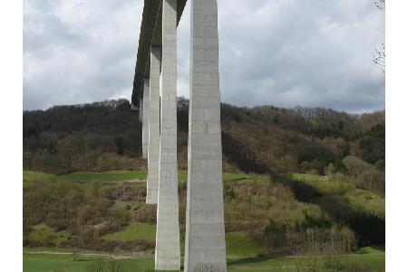 Form follows function: Schön ist sie nicht, die Kochertalbrücke in Deutschland. Aber die höchste Autobahnbrücke in Deutschla...
