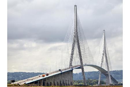Die größte Schrägseilbrücke in Europa befindet sich in Frankreich: Die Pont de Normandie verbindet Le Havre mit Honfleur, di...