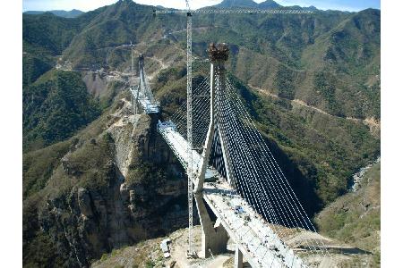 Imposant: Die Baluarte-Brücke in Mexiko ist die höchste Schrägseilbrücke der Welt. Unter ihr geht es gut 400 Meter in die Ti...