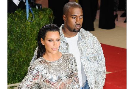 Auch Kim Kardashian und Kanye West verdanken ihr drittes Kind einer Leihmutter. Im Januar begrüßten sie Tochter Chicago neu ...