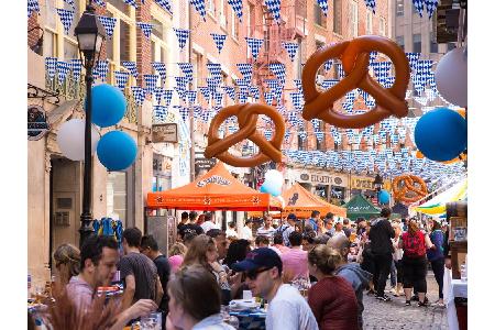 Fast drei Wochen lang fließt das deutsche Bier in Strömen in New York. Während des alljährlichen Oktoberfests sind überall i...