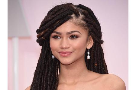 US-Schauspielerin Zendaya trägt die Filzlocken im Jahr 2015 mit vollkommener Überzeugung. Sie kombiniert die wilde Zopf-Fris...