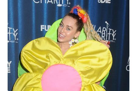 Deutlich verrückter geht es da bei Sängerin Miley Cyrus zu. Sie schmückt ihre temporären Dreadlocks im Jahr 2015 mit bunten ...